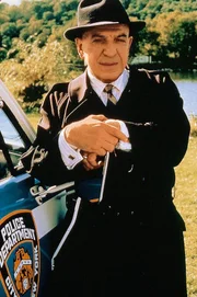 Theo Kojak (Telly Savalas) betreibt die Ermittlungen im Mordfall Keeler mit gemischten Gefuehlen. Die Mutter der beiden getoeteten Kinder ist die Hauptverdaechtige, und dennoch fuehlt der Inspektor sich zu ihr hingzogen.