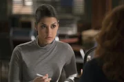 Als ihre Kollegin in Lebensgefahr gerät, müssen Meredith (Janina Gavankar) und das Team feststellen, dass ihre Einschätzungen hinsichtlich des Mordes an einen Parfüm-Moguls in die falsche Richtung gingen ...