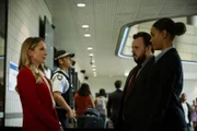 Meg (Kirsty Sturgess, r.) und Max (John Bradley, 2.v.r.) verabschieden sich am Flughafen von Abigail (Joanne Froggatt, l.), die nach Großbritannien zurückkehrt.