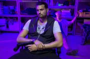 Türsteher Sven Kapprath (Nicolas F. Türksever, v.) hat Marlene Weber (Oska Borcherding, h,) bei ihrer Undercover-Ermittlung im illegalen Drogenlabor überwältigt.