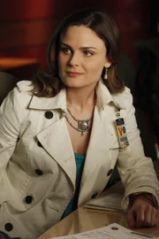 Ein Toter, der durch eine Überflutung aus dem U-Bahn-Tunnel-System gespült wird, gibt Brennan (Emily Deschanel) und Booth Rätsel auf.