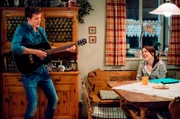 Patrick rührt Kathi mit seinem Ständchen zu Tränen – vor Lachen! Von links: Patrick Westenrieder (Lucas Bauer) und Katharina Benninger (Carina Dengler).