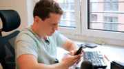 Influencer und Trader Michael Flender bei der Arbeit in seinem Büro in Frankfurt.