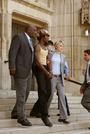 Det. Lilly Rush (Kathryn Morris, r.) und ein Kollege (Darsteller unbekannt) führen den jungen Mason Tucker (Aldis Hodge, M.) ab.