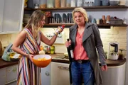 Toni (Sina Tkotsch, l.) und Eva (Mirja Boes) streiten - Daniel und Toni haben Schluss gemacht.