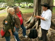 Aborigine-Tour durch Sydneys Stadtteil The Rocks mit den Passagieren Marion und Uwe Fischer. Ihr Guide ist Aborigine Aunty Margret. Sie selbst nennt sich "Murgy".