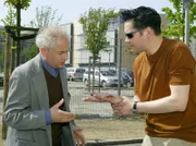 MDR Fernsehen IN ALLER FREUNDSCHAFT FOLGE 278, "Fiasko", am Dienstag (09.04.13) um 11:40 Uhr. Dr. Brentano (Thomas Koch, re.) hat ausgerechnet auf dem Parkplatz von Prof. Simoni eine Autopanne. Als Ottmar Wolf (Tom Pauls, li.) ihn von dem Parkplatz verweisen will, fällt ihm die Motorhaube direkt auf die Hand von Dr. Brentano.