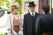Crabtree (Jonny Harris) teilt Dr. Ogden (Hélène Joy) mit, dass er sie zusammen mit Detektiv Murdoch (Yannick Bisson) zum Revier begleiten muss.
