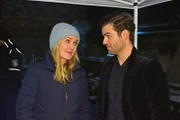 Linett (Stefanie Stappenbeck, l.) versteht sich mit dem neuen Kollegen Nils (Lucas Reiber, r.) richtig gut.