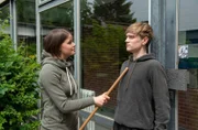 Lars Beckert (Dennis Hofmeister, r.) wird von Jugendheim-Mitbewohnerin Sarah Grohm (Clara Apel, l.) bedroht.