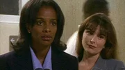Debra (Vanessa Bell Calloway) und Monica (Roma Downey)
