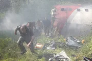 Überlebende rennen um ihr Leben, als Tans Peru Flug 204 abstürzt. 40 Menschen kamen ums Leben, als die Boeing 737 in einen Wald stürzte und wenige Kilometer von der Landebahn entfernt in zwei Teile zerbrach.
