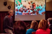 Sascha (Eisi Gulp) ist bei seinem Afrika-Vortrag nicht bei der Sache.