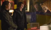 Zach (Max Charles, r.) entwickelt immer mehr Interesse an Abby (Jocelyn Hudon, l.), während sein Vater an einer neuen Waffe baut ...