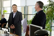 Alexander Weber (Heio von Stetten, rechts) fordert von Dr. Roland Heilmann (Thomas Rühmann) die Liegezeiten der Patienten zu reduzieren.  Zunächst hat sich Roland geweigert, doch durch ein Gespräch mit seinem Freund und Kollegen Martin Stein, hat er seine eigenen Richtlinien infrage gestellt und zwei Patienten etwas eher entlassen. Da Otto Stein einer der beiden Patienten war und es ihm gut geht, muss Roland nun zugeben, dass es in diesem Fall wohl eine richtige Entscheidung war.