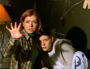 Willow (Alyson Hannigan, l.) zieht mit Zauberkraft eine Schutzwand um das Versteck, da sie bereits von den Rittern belagert werden.