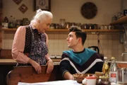 Theresa kann den verunsicherten Felix auffangen. Von links: Theresa Brunner (Ursula Erber) und Felix Brunner (Shayan Hartmann).