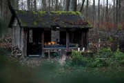 Ein Lagerfeuer und eine Waldhütte mit Kerzenschein - genau das richtige zum Aufwärmen.
