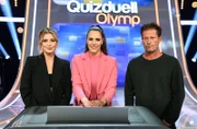 Quizmasterin Esther Sedlaczek (M.) mit den Kandidat:Innen des Teams "Schweiger": Der Schauspielerin Luna Schweiger (l.) und ihrem Vater, dem Schauspieler Til Schweiger (r.).