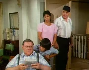 Clancy (Eugene Roche, l.) gibt vor, es sei ihm egal, wenn sein Freund Guido (Ernest Borgnine, r.) seinen Enkelsohn Michael (Ernie Reyes jr.) und dessen Mutter Lan (Haunani Minn, 2.v.r.) bei sich aufnimmt.