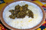 Issam serviert im Oman Haifisch mit Piment und getrockneter Limette.