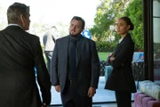 Meg (Kirsty Sturgess, r.) und Max (John Bradley, M.) müssen sich mit Lloyds Anwalt Gary Weaver (Michael Beckley, l.) auseinandersetzen.