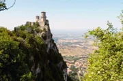 San Marino ist die älteste Republik der Welt. Im Jahr 301 gründet der heilige Marinus auf dem Felsmassiv des Monte Titano, unweit der italienischen Adriaküste, den kleinen Stadtstaat.