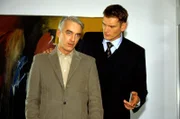 Während Edel (Christoph M. Ohrt, l.) und Starck einer jungen Hackerin juristischen Beistand leisten, wird die Gegenseite von Sandras Ex-Freund Tim (Götz Otto, r.) vertreten. Keine glückliche Konstellation ...