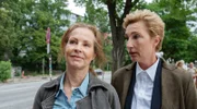 Vor Jahren musste Frau Küppers (Saskia Fischer, r.) ihre Freundin und Aktivistin Birgit Clasen (Suzanne Combüchen, l.) wegen deren gefährlicher Aktionen anzeigen - jetzt können sie sich versöhnen.