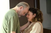 Nils Stadler (Jan-Gregor Kremp) findet nach seiner unheilvollen Diagnose Trost bei seiner Ex-Frau Dr. Seda Safadi (Adriana Altaras).