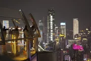 Blick vom Raffles-Komplex, einem der höchsten Gebäude der Stadt, auf die Skyline von Chongqing