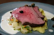 Der Hauptgang von Benedikt Schultheis: rosa Kalbstafelspitz mit Schwarzwurzelsalat und Apfel- Meerettichschaum.