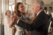 Ana Rivera (Paula Echevarría, l.); Don Emilio López (José Sacristán, r.)