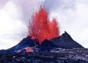 Hawaii: Zwischen 1983 und 1986 bildete sich der Pu'u 'O'o Krater. Die Lava sprudelte bis zu 50 Meter hoch in die Luft.