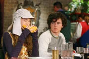 Cindy (Casey Burke, l.); Axl (Charlie McDermott, r.)