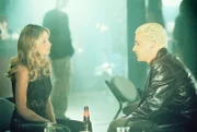 Buffy (Sarah Michelle Gellar, l.) befürchtet, dass Spike (James Marsters, r.) sich in sie verliebt hat.