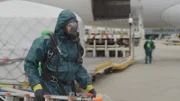 Das HazMat-Team wird gerufen, um eine unbekannte Flüssigkeit zu testen, die aus einem Frachtflugzeug ausgetreten ist. Der Einsatz wird mit äußerster Vorsicht durchgeführt, da die Flüssigkeit giftig sein könnte. Drei Mitglieder des Bodenpersonals sind bereits gefährdet.