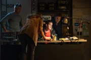 Die Sorge um ihren verschwundenen Kollegen Markus ist groß. Um direkt bei Sonnenaufgang mit der Suche beginnen zu können, treffen Katharina (Luise Bähr, 2.v.l.), Michael (Robert Lohr, l.), Simon (Ferdinand Seebacher, r.) und Rudi (Michael Pascher, 2.v.r.) alle Vorbereitungen.