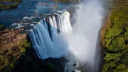 Die Viktoriafälle sind mit einer maximalen Fallhöhe von 108 Metern und einer Länge von 1.700 Metern einer der größten Wasserfälle der Welt.