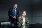 Im Vernehmungsraum werden die Spannungen zwischen Herbert Vogt (Helmut Zierl, l.) und seinem Sohn Johannes (Connor Krause, r.) mehr als deutlich.