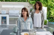Harry Möller (Maria Ketikidou, r.) konfrontiert Carmen Brock (Miriam Maertens, l.) mit unangenehmen Fragen.