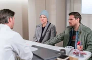 Eva (Lucie Muhr) und Andreas (Ralph Gassmann, re.) sind zuversichtlich in die Klinik gefahren. Doch Dr. Schröder (Stefan Roschy) hat keine guten Nachrichten für sie - die Chemo schlägt nicht an.