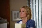 Linda (Amy Carlson) ist in großer Sorge: Ihre Kollegin wird von ihrem gewalttätigem Ex-Mann bedroht ...
