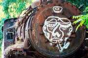 Sogar den abgelegenen Bahnhof von Myloi haben die Sprayer entdeckt.