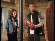 Phoebe (Alyssa Milano, l.) ist nicht gerade begeistert von Erics (Misha Collins, r.) Plan, die alte Schrifttafel zu zerstören.