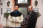 Tobias (Patrick Müller, r.) kann Paco (Milos Vukovic) dazu bewegen, Stella ermutigende Worte zukommen zu lassen.
