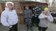 Lausi (re.) und Paddy (li.) planen ein großes Punkertreffen