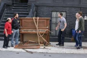 (v.l.n.r.) Frank Reynolds (Danny DeVito); Charlie Kelly (Charlie Day); Mac (Rob McElhenney); Dee Reynolds (Kaitlin Olson); Dennis Reynolds (Glenn Howerton)