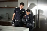 Officer Nolan (Nathan Fillion) und Officer Juarez (Lisseth Chavez) entdecken bei der Wohnungsdurchsuchung eines Verdächtigen ein Handy, das neue Hinweise im Rahmen der laufenden Ermittlungen liefert.