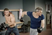Mick (Henning Baum, l.) legt sich mit dem Sonderermittler Falk Schröter (Götz Otto, r.) an ...